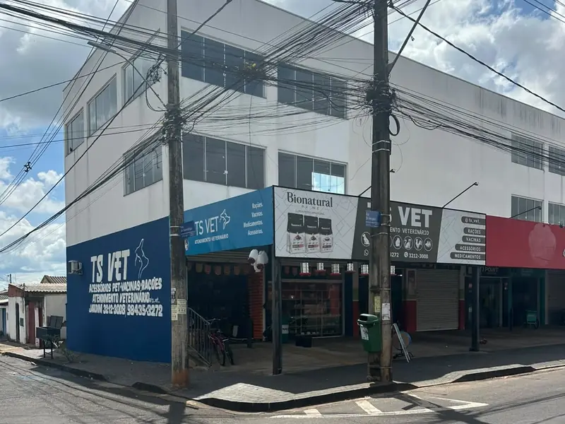 Fachada azul da TS Vet com as placas de rações, vacinas, medicamentos e acessórios